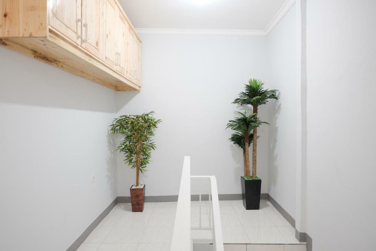מלון ג'קרטה Reddoorz Syariah Near Siloam Hospital Kebon Jeruk מראה חיצוני תמונה